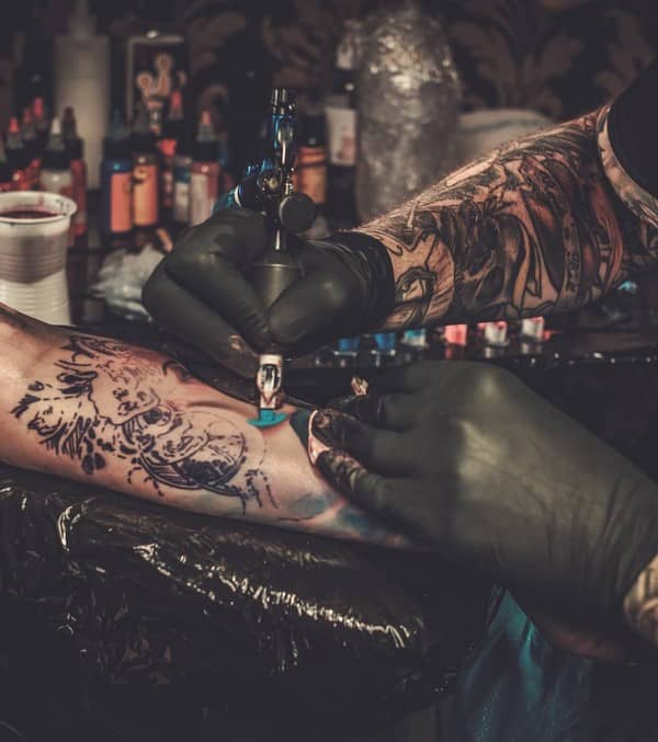 Καλλιτέχνης Tattoo Artist χτυπάει τατουάζ